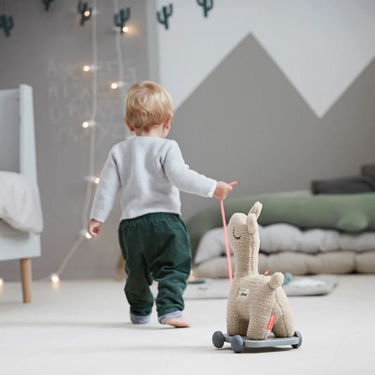 Dra-leksak 2-i-1 Lalee Sand – Done by Deer