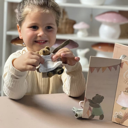 Garderob med björn & kläder – Egmont Toys