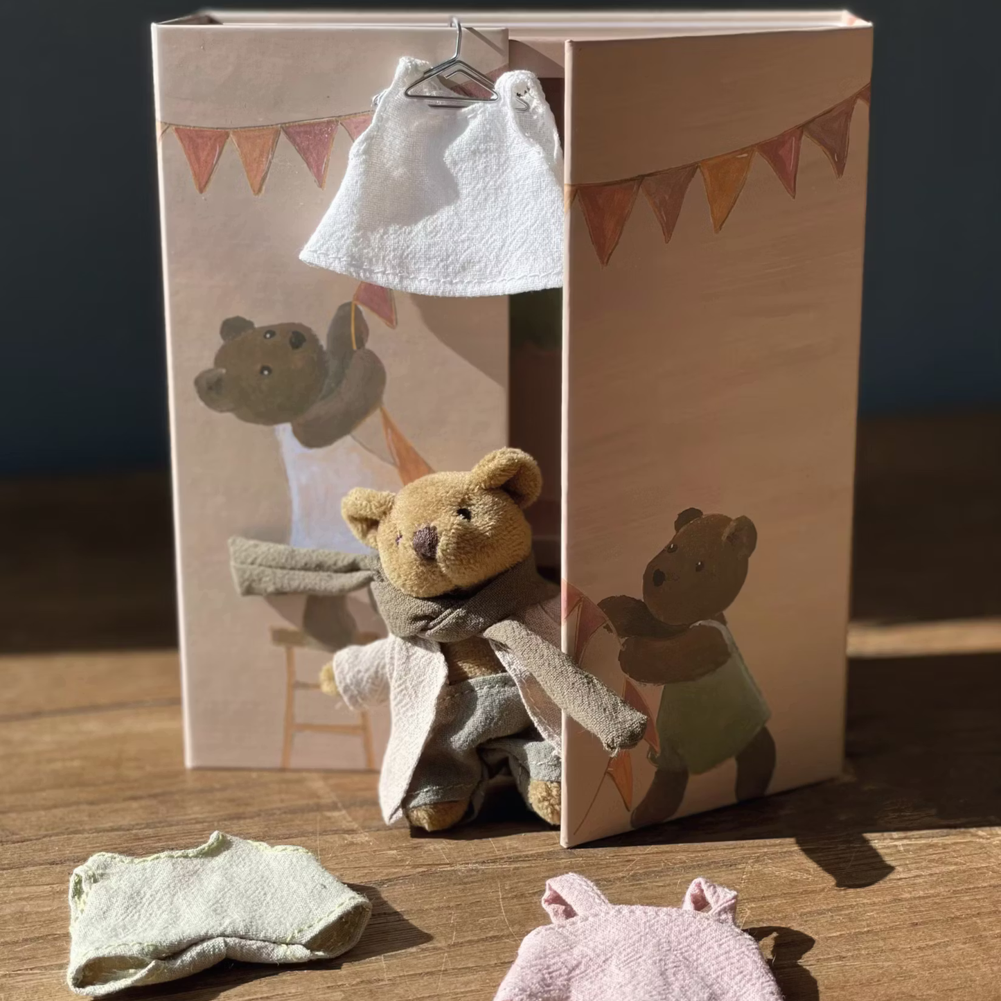 Garderob med björn & kläder – Egmont Toys
