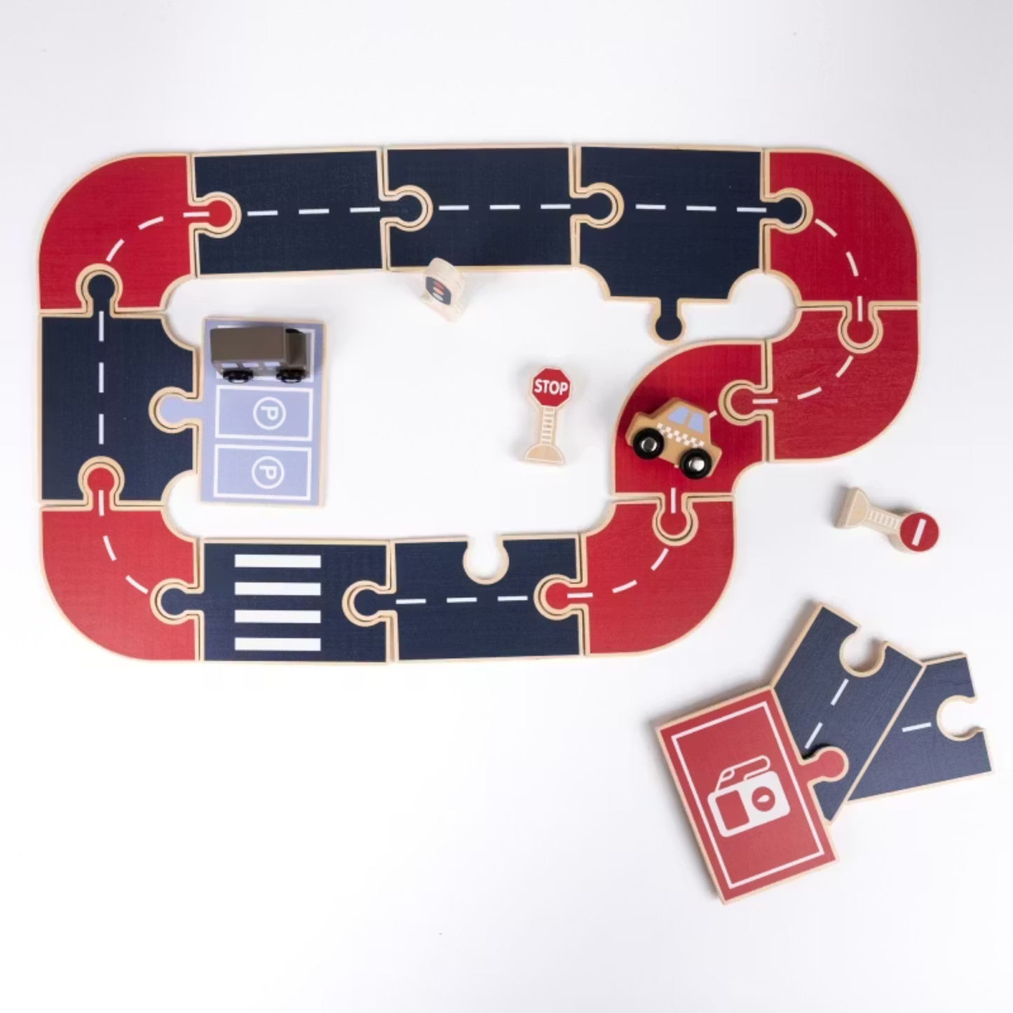 Vägpussel i trä – 23 delar + 2 bilar – Egmont Toys