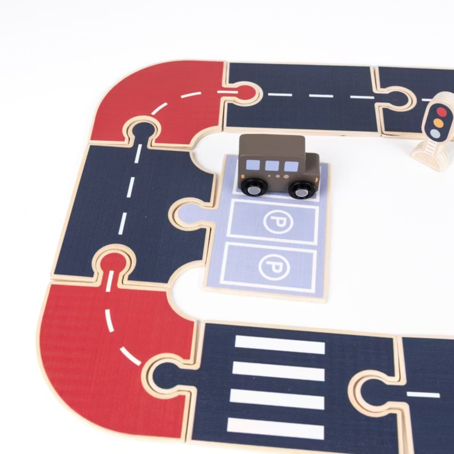 Vägpussel i trä – 23 delar + 2 bilar – Egmont Toys